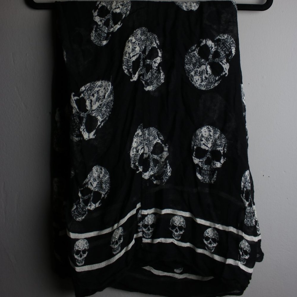 Black Infinity Scarf White Skulls